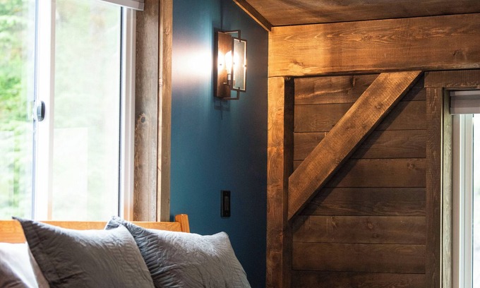 Seward Ski Chalet | Oz Lodge: Alice Chalet -Brand new, Alaskan chic chalet!