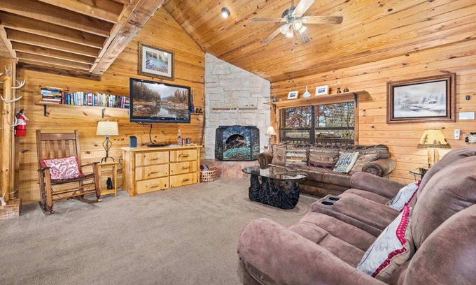 Eureka Springs House | Ozark Escape-Hot Tub-Cabin-9 mi to Eureka DT