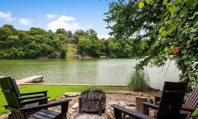 Bella Vista House | Ozark Oasis, Lakehouse 30 steps from the lake