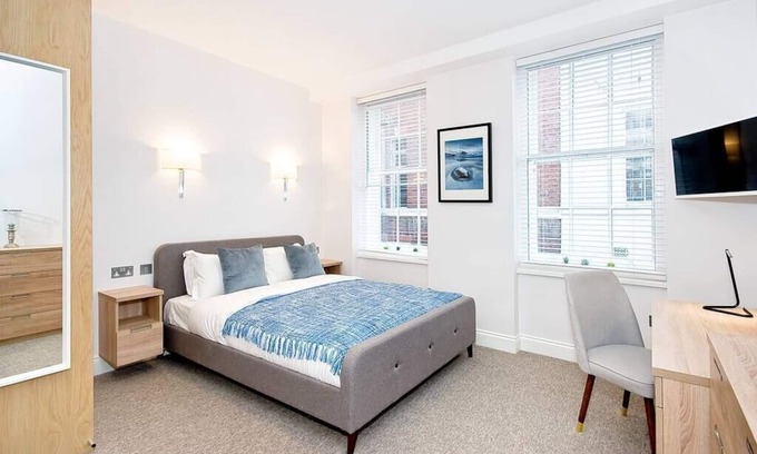 Temple Apartment | P1E Double Room Private Shower air con wifi