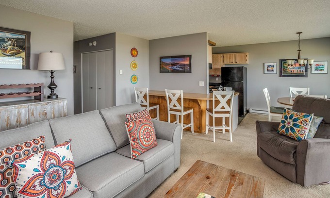 Gearhart Condo | P464 2 Bedroom, Stairs down to the unit, PET FRIENDLY, single level building