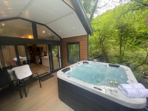 Bethesda House | P74 - Riverside Family Pod with Hot Tub