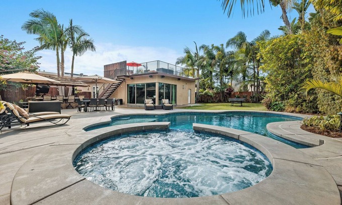 Crown Point House | PACIFIC BEACH Private Oasis With HEATED Pool & Jacuzzi! Newly Remodeled Superb
