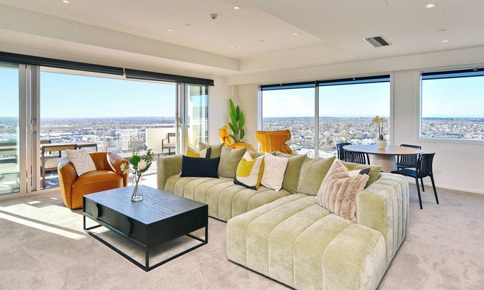 Christchurch City Centre Apartment | Pacific Horizon - Luxury Sky Suite 19th Floor City Views