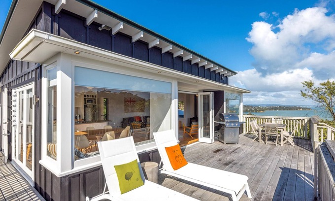 Surfdale House | Pacific Views - Pacific Views is a well appointed 2 bedroom holiday home perfect for 4 guests and pet friendly. With great transport links, plenty of parking and stunning ocean views, this is a fabulous location for a family holiday or get together w