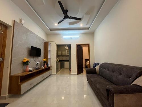Tirupati House | Padmavathi Homestay -2BHK 1BHK AC Apartments for group of families - Best location - Flyover to Alipiri gate - Walk to PS4 Veg Restaurant - Modular Kitchen - Super fast Wi-Fi- Near to Tirupati Bus Stand 2 KM-Near to Railway Station 2KM