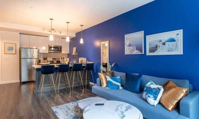 Hilltop Apartment | Paid Garage Parking- King Bed-Balcony W/D 55" TV