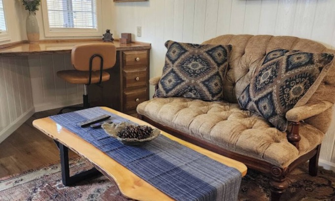 Hahira Cabin | Painted Sky Homestead Cabin - cozy, quiet, and safe