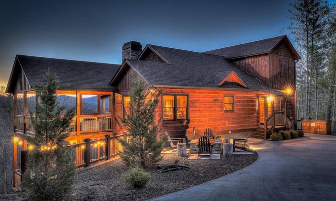 Mineral Bluff Cabin | Painted Sunset Lodge - Sunset Views | 3 Master Suites | Hot Tub and Outdoor Living | Game Room