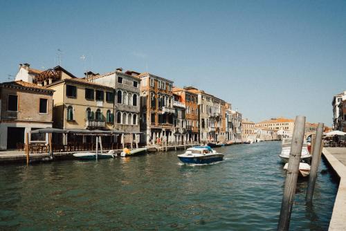 Cannaregio House | Palazzo Veneziano direct at the canal with roof terrace