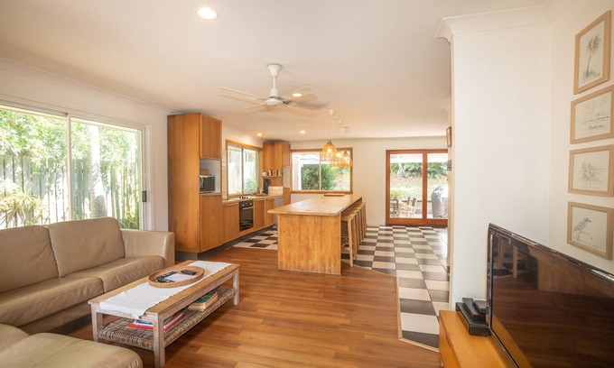 Point Lookout House | Palm Beach House - Spacious low set house high up on Tramican Street