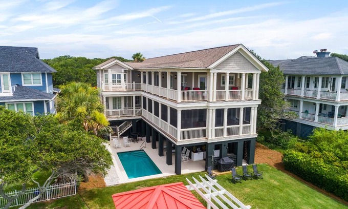 Isle of Palms House | Palm Blvd 2906 - All Decked Out
