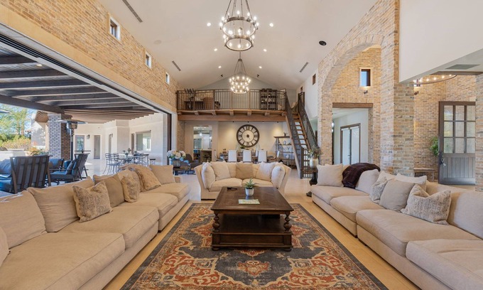 Palm Desert House | Palm Desert Estate, Pool, Courts, Saunas & No Checkout, sleeps 20+