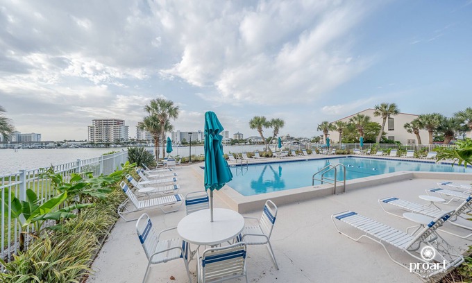 Holiday Isle Condo | Palm Paradise 2 bed condo w/pool