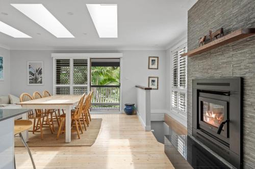 Avoca Beach House | Palm Paradise Near the Beach