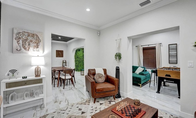 Palm Beach - West Palm Beach Villa | "Palms Estate"-Tropical Oasis|Hot Tub|Games|Luxe