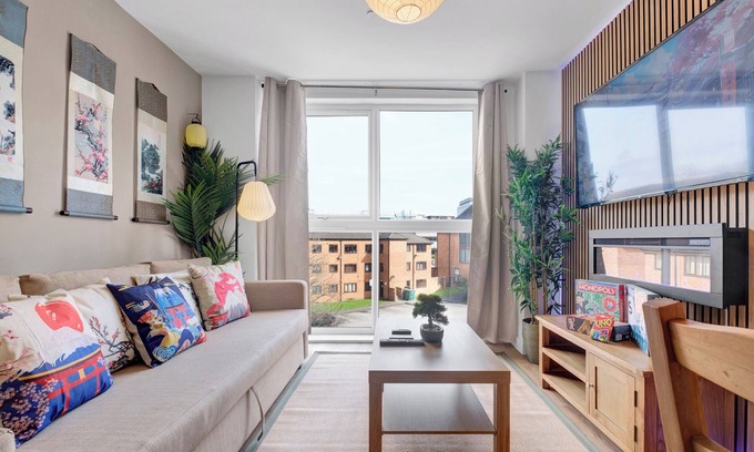 Birmingham City Centre Apartment | Pan -Asian Suite - Free Parking + Pool Table + Netflix