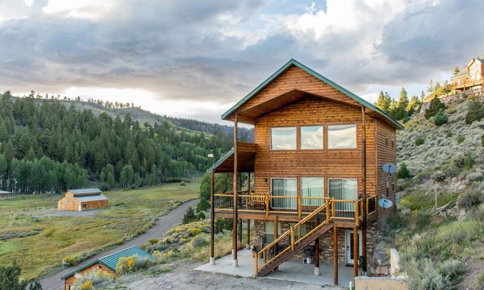 Mammoth Creek Cabin | Panguitch Lakehome Great views of the lake & perfect for all local activities