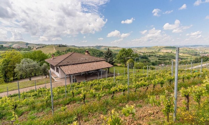 Neive House | Panorama villa nestled among the vineyards, Langhe