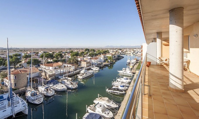 Santa Margarida Apartment | Panoramic 180 ° view on the canals, swimming pool, 6 people Rosas nature reserve