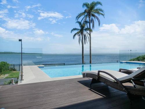 Toukley House | Panoramic Lakefront 6 BDRM Villa