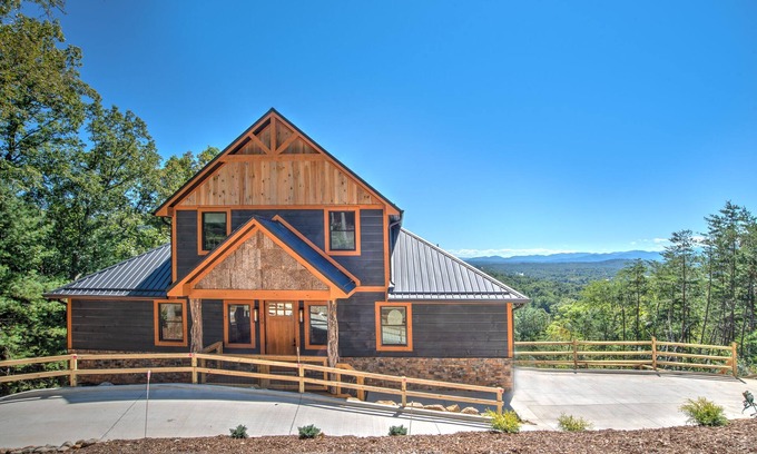 Asheville House | Panoramic Mountain Views!-Fenced Yard-Hot Tub-10 Minutes to Downtown Asheville