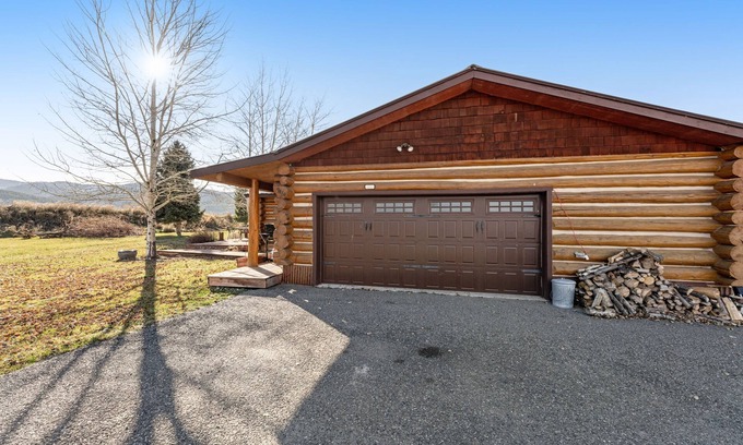 Victor Cabin | Panoramic mountain view cabin with hot tub & near skiing - on two acres