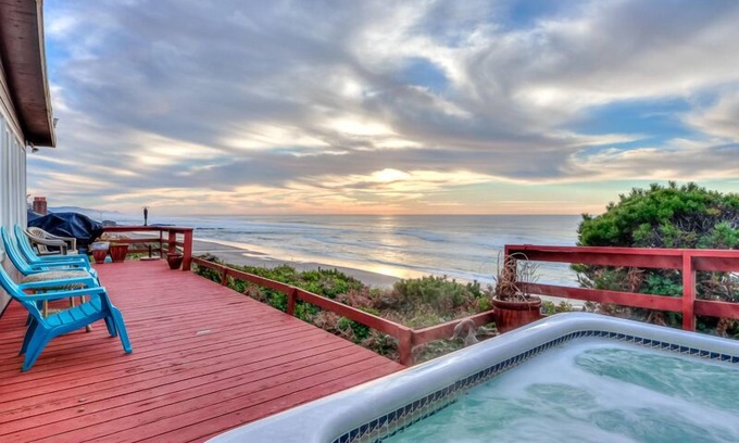 Nelscott House | Panoramic Oceanfront Views, 2 King Suites & Hot Tub in Central Lincoln City!