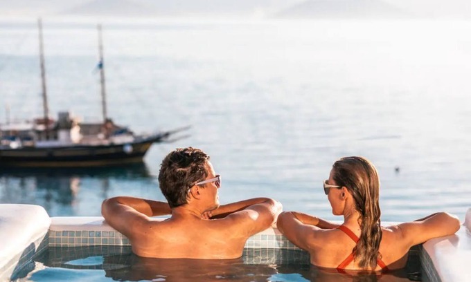 Agia Anna Apartment | Panoramic sea-view roof top studio with hot-tub