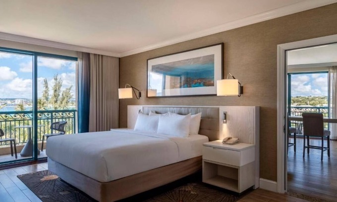 Garrison Historic Area Hotel | Panoramic View Corner Suite 1 King Bed