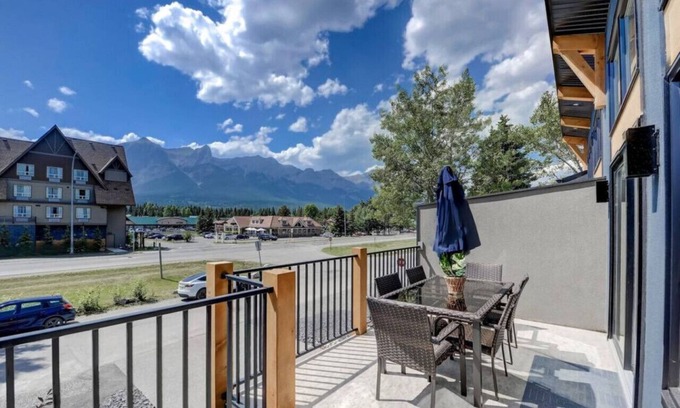 Teepee Town House | Panoramic Views, BBQ, Steps to Downtown Fun