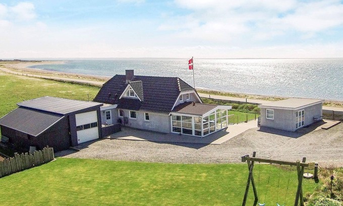 Sindrup House | Panoramic Waterside Retreat-By Traum