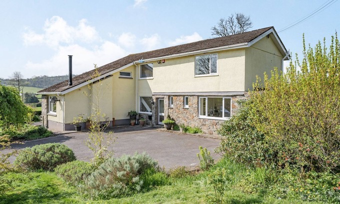 Llandefeilog Cottage | PANT Y CWTSH, pet friendly, with a garden in Kidwelly