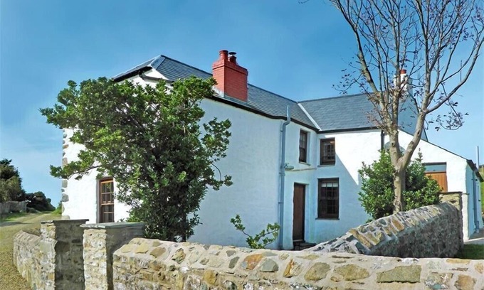 Goodwick Cottage | PANTEURIG FARMHOUSE, family friendly, with open fire in Goodwick