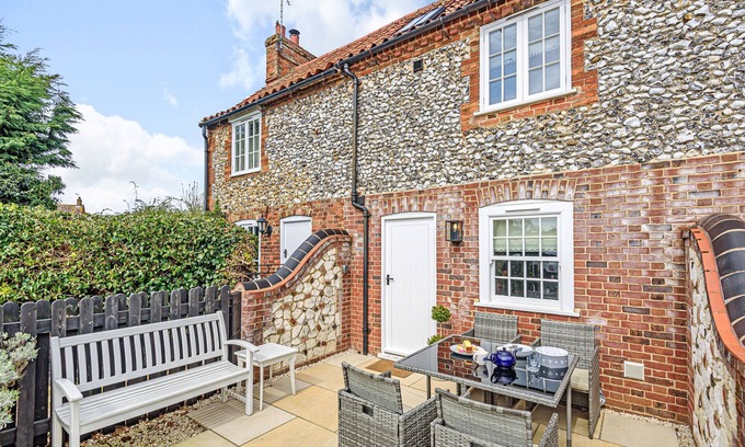 Burnham Market Cottage | Pantiles - sleeps 4 guests in 2 bedrooms