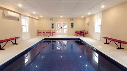 Caton House | Papa Bear's Mountain Lodge-amazing gametheater room, indoor year-round pool, great location, Wi-Fi