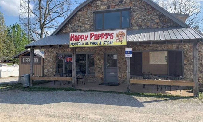 Hartshorn House | Pappy’s Trout Lodge - 0.5 Miles from Montauk