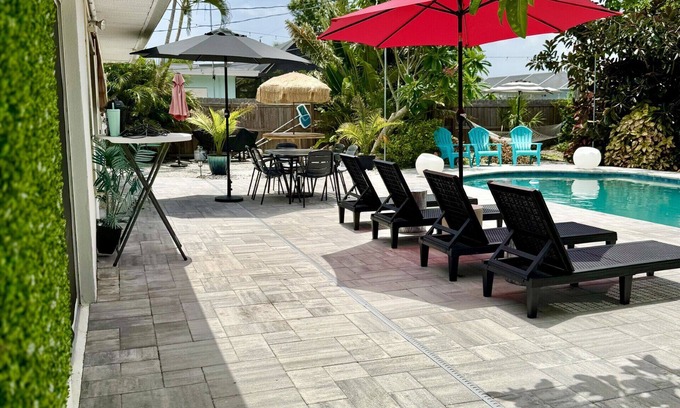 Venice House | Paradise House 12 guest, private pool, 2 miles from white sand beach