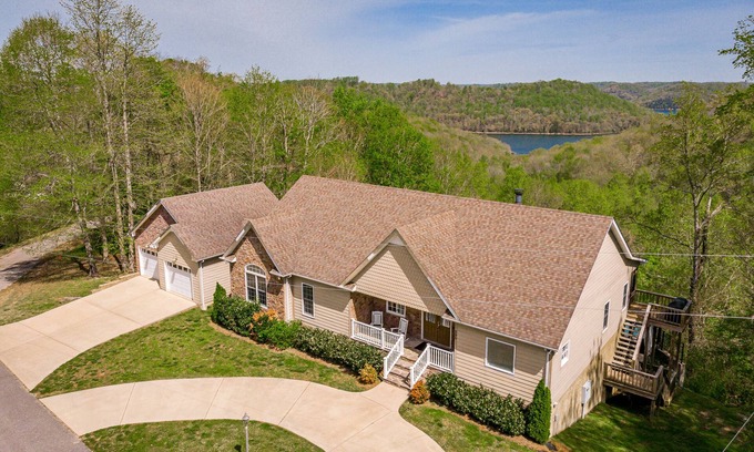Smithville Ski Chalet | Paradise Inn (Dog-Friendly)