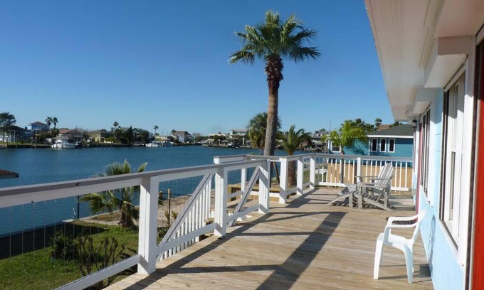 Galveston Villa | Paradise lagoon*bayhouse fishing*beach*Dogfriendly