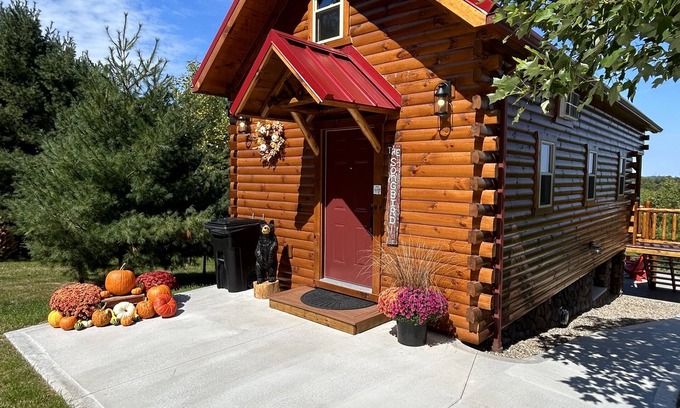 Millersburg Cabin | Paradise Peak Cabins “Songbird”outdoor hot tub in the heart of Amish Country