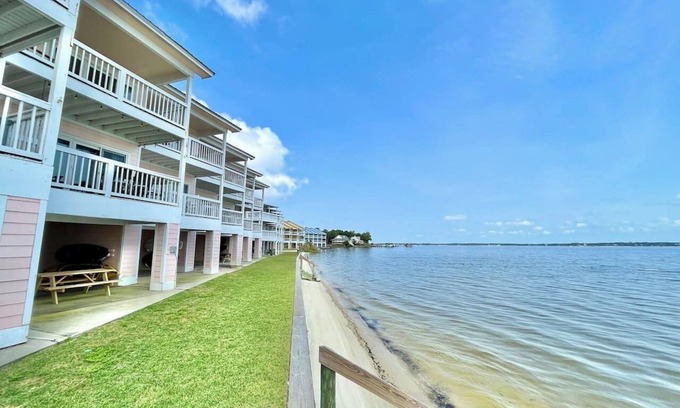Innerarity Townhomes House | Paradise Point: Waterfront Unit with 2 Kayaks!