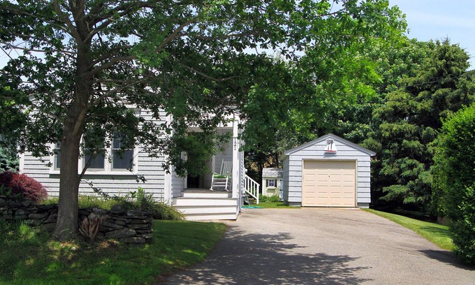 Newport East Cottage | Paradise Valley Cottage 1 mile From Second Beach