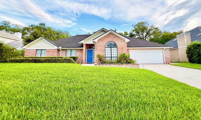 Southside House | Paradise Zen ~New to Vrbo~ min to UNF & MAYO