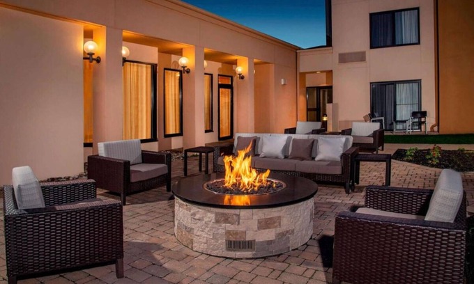 Newark Hotel | Paradocx Vineyard Tour! Comfortable Unit with Sofa Bed! Pets Are Welcome! Pool!