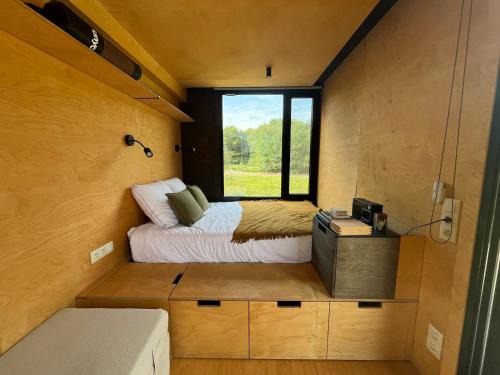 Saint-Martin-des-Champs Ski Chalet | Parcel Tiny House l'Atrée au bord d'un étang