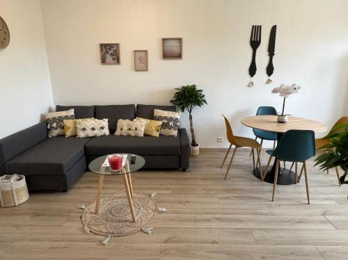 14th Arrondissement Apartment | PARIS-MONTROUGE Magnifique Appartement 2 pièce de 36m2 - très cosy pour 1 à 5 personnes refait à neuf - ENTIRE APARTMENT LUXIRIOUS AND WARM - Montrouge Paris 14ème - Proche Aéroport Orly & Parc Expositions Porte de Versailles FREE WIFI GRATUIT