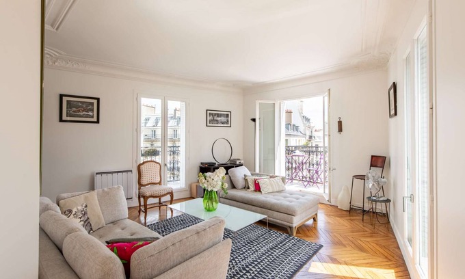 L'Europe Apartment | Parisian Charm near Saint-Lazare