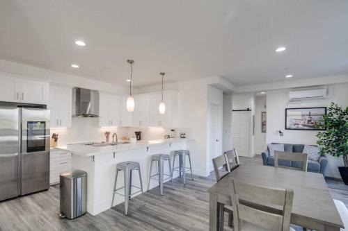University Heights Apartment | Park Blvd Paradise 304 New construction, king bed!
