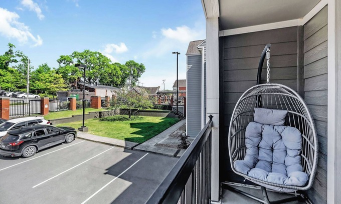 Rutledge Hill Condo | Park Free! Walk 2 Honkytonks! Balcony